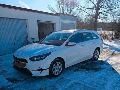 Weiß Gebraucht 2023 Kia Ceed Sportswagon Vision Kombi | 19.100 € (Fairer Preis)