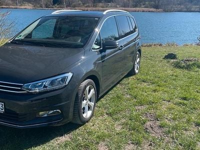 Grau Gebraucht 2016 VW Touran Highline Van / Kleinbus | 13.000 € (Fairer Preis)