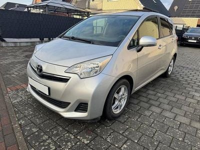 Gebraucht Toyota Verso-S Life 99 PS (72 kW) 2012 Silber Van / Kleinbus