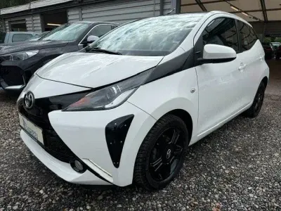 Gebraucht Toyota Aygo X-play 69 PS (50 kW) 2017 Weiß Kleinwagen