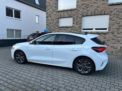 Weiß Gebraucht 2025 Ford Focus ST-Line X Limousine | 25.000 € (Guter Preis)