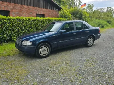Gebraucht Mercedes C180 122 PS (89 kW) 1995 Blau Limousine
