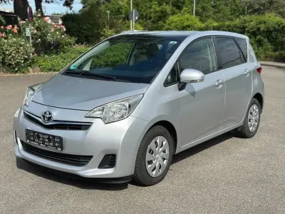 Gebraucht Toyota Verso-S Life 99 PS (72 kW) 2012 Silber Van / Kleinbus