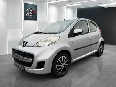 Gebraucht Peugeot 107 68 PS (50 kW) 2012 Silber Kleinwagen