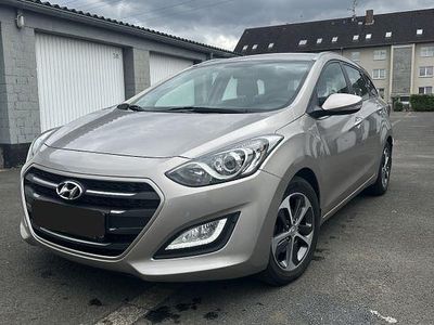 Gebraucht Hyundai i30 Premium 136 PS (100 kW) 2015 Beige Limousine