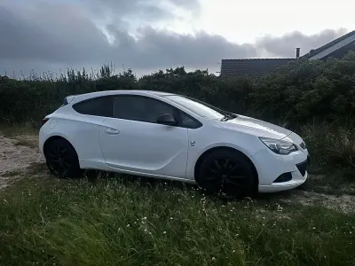 Gebraucht Opel Astra OPC 179 PS (131 kW) 2013 Weiß Limousine