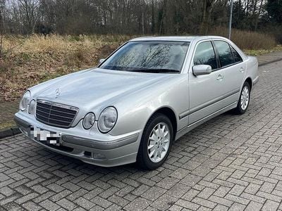 Second-hand Mercedes E200 Elegance 163 CP (119 kW) 2001 Argintiu Berlinǎ