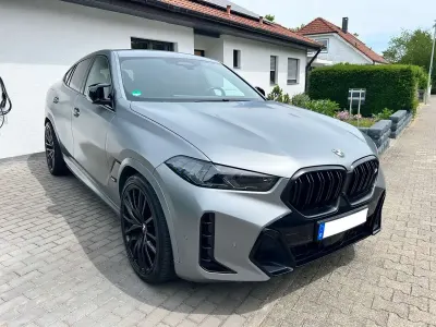 Gebraucht BMW X6 M M Sport 530 PS (389 kW) 2023 Frozen pure grey metallic SUV