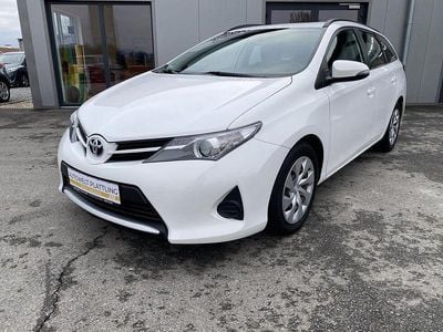 Weiß Gebraucht 2015 Toyota Auris Touring Sports Cool Kombi | 8.980 €