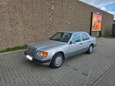 Gebraucht Mercedes E200 118 PS (86 kW) 1992 Silber Limousine