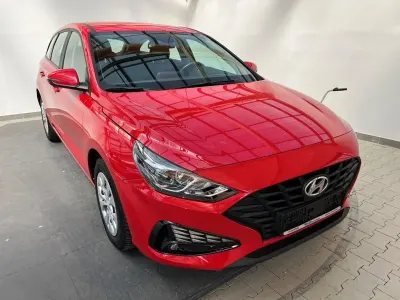 Gebraucht Hyundai i30 Select 120 PS (88 kW) 2022 Engine red / sol Kombi