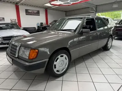 Gebraucht Mercedes E220 150 PS (110 kW) 1994 Grau Limousine