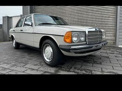 Usata Mercedes 200 109 CV (80 kW) 1981 Grigio Berlina