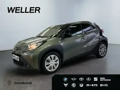 Gebraucht Toyota Aygo 72 PS (52 kW) 2022 Cardamon green / night sky black (gruen) Kleinwagen