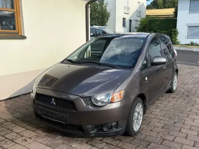 Gebraucht Mitsubishi Colt 95 PS (69 kW) 2012 Braun Kleinwagen