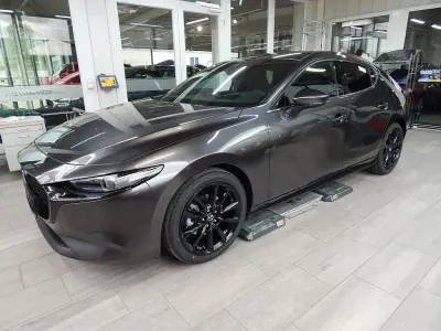 Neu Mazda 3 Homura-Line 140 PS (102 kW) 2026 Grau Limousine