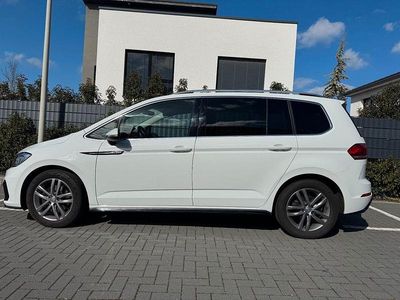 Second-hand VW Touran Highline 150 CP (110 kW) 2019 Alb Monovolum