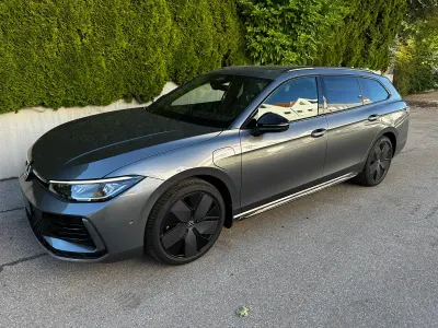 Neu VW Passat R-line 360 PS (264 kW) 2026 Diabas grey metallic Kombi