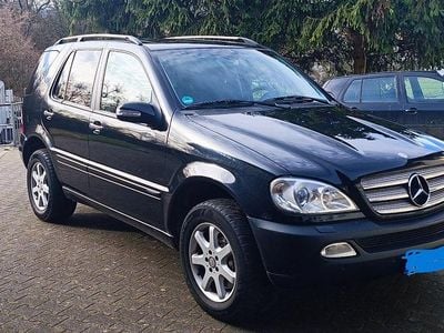 Schwarz Gebraucht 2004 Mercedes ML270 SUV | 5.850 €