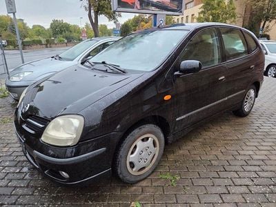 Nissan Almera Tino