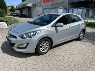 Gebraucht Hyundai i30 Trend 90 PS (66 kW) 2013 Silber Limousine