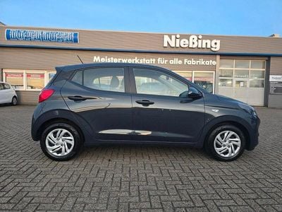 Gebraucht Hyundai i10 Advanced 67 PS (49 kW) 2022 Grau Kleinwagen