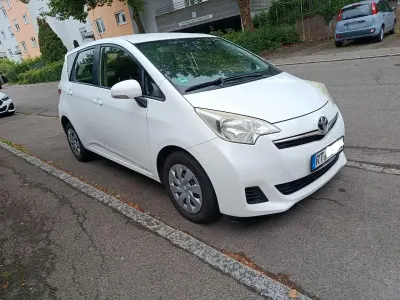Gebraucht Toyota Verso-S 99 PS (72 kW) 2013 Weiß Van / Kleinbus