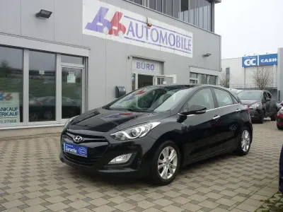 Gebraucht Hyundai i30 Style 99 PS (72 kW) 2012 Schwarz Limousine