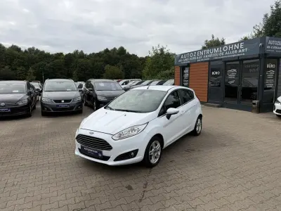 Gebraucht Ford Fiesta Titanium 95 PS (69 kW) 2015 Weiß Kleinwagen