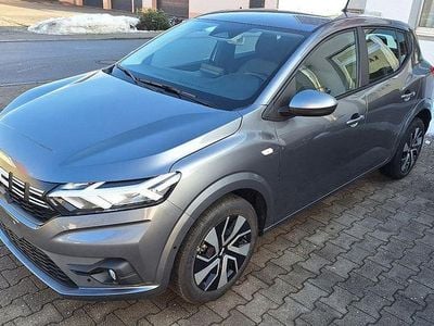 Neu Dacia Sandero Expression 101 PS (74 kW) 2026 Grau Limousine