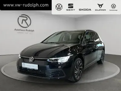 Używany VW Golf VIII Life 131 KM (96 kW) 2023 Czarny Sedan/Limuzyna