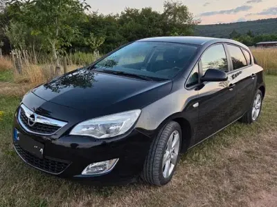 Gebraucht Opel Astra Design Edition 140 PS (102 kW) 2011 Schwarz Limousine