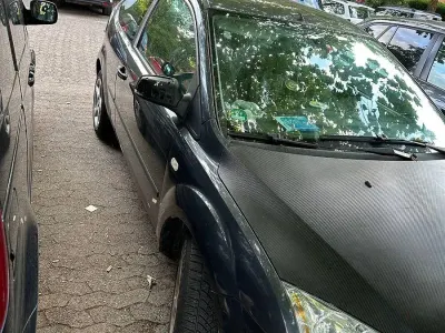 Gebraucht Ford Focus Trend 101 PS (74 kW) 2005 Grau Limousine