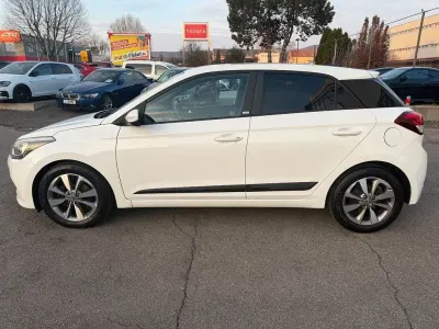 Gebraucht Hyundai i20 Passion 120 PS (88 kW) 2017 Weiß Limousine