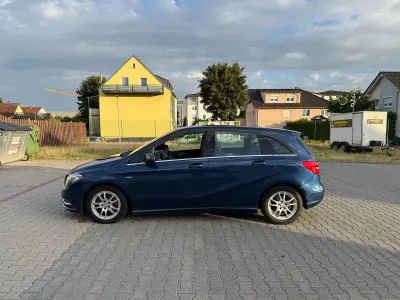Gebraucht Mercedes B200 136 PS (100 kW) 2012 Blau Kleinwagen