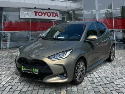 Gebraucht Toyota Yaris Hybrid Style 131 PS (96 kW) 2024 Mangan bronze braun Kleinwagen