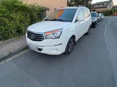 Begagnad Ssangyong (KGM) Rodius Sapphire 155 HK (114 kW) 2015 Vit Minibuss