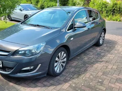 Gebraucht Opel Astra Exklusiv 120 PS (88 kW) 2015 Grau Limousine