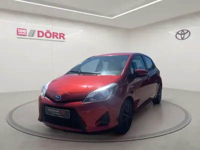Gebraucht Toyota Yaris Hybrid Life 101 PS (74 kW) 2013 Chilirot mica metallic Kleinwagen