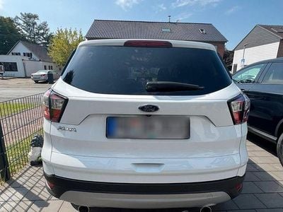 Gebraucht Ford Kuga Titanium 150 PS (110 kW) 2018 Weiß SUV