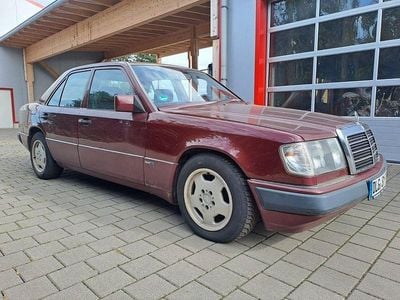 Gebraucht Mercedes E300 179 PS (131 kW) 1989 Rot Limousine