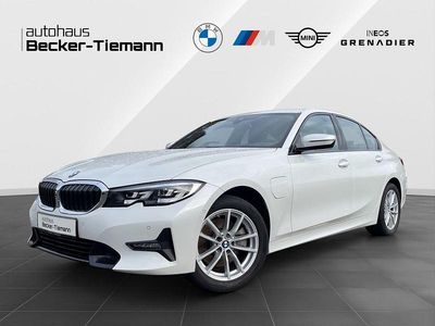 Mineralweiß Gebraucht 2021 BMW 320e Sport Line Limousine | 25.892 € (Fairer Preis)