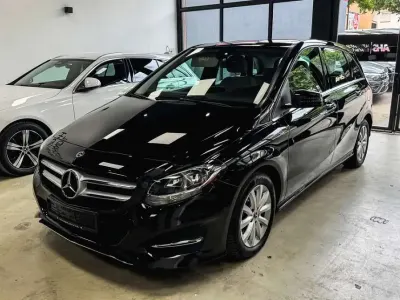 Gebraucht Mercedes B180 Style 122 PS (89 kW) 2018 Kosmosschwarz  metalliclack Kleinwagen