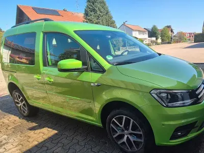 Gebraucht VW Caddy Trendline 122 PS (89 kW) 2017 Grün Van / Kleinbus