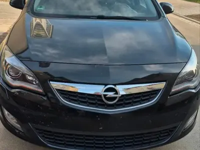 Gebraucht Opel Astra 140 PS (102 kW) 2010 Schwarz Kombi