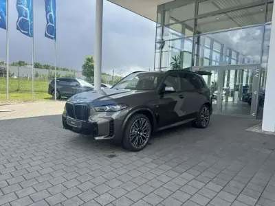 Używany BMW X5 Performance 489 KM (359 kW) 2026 Brązowy SUV