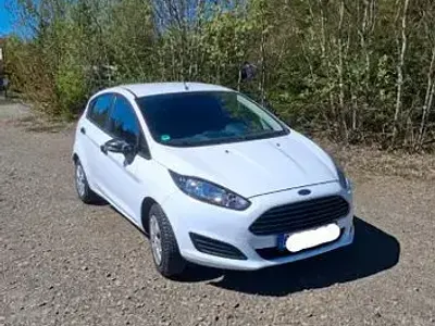Gebraucht Ford Fiesta Ambiente 60 PS (44 kW) 2015 Weiß Kleinwagen