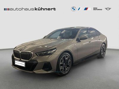 Gebraucht BMW 550e M Sport 489 PS (359 kW) 2025 Oxidgrau ii metallic Limousine