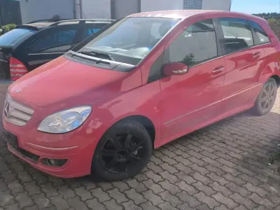 Gebraucht Mercedes B180 109 PS (80 kW) 2006 Rot Van / Kleinbus
