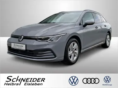 Gebraucht VW Golf VIII Life 131 PS (96 kW) 2021 Mondsteingrau 4.mi Kombi